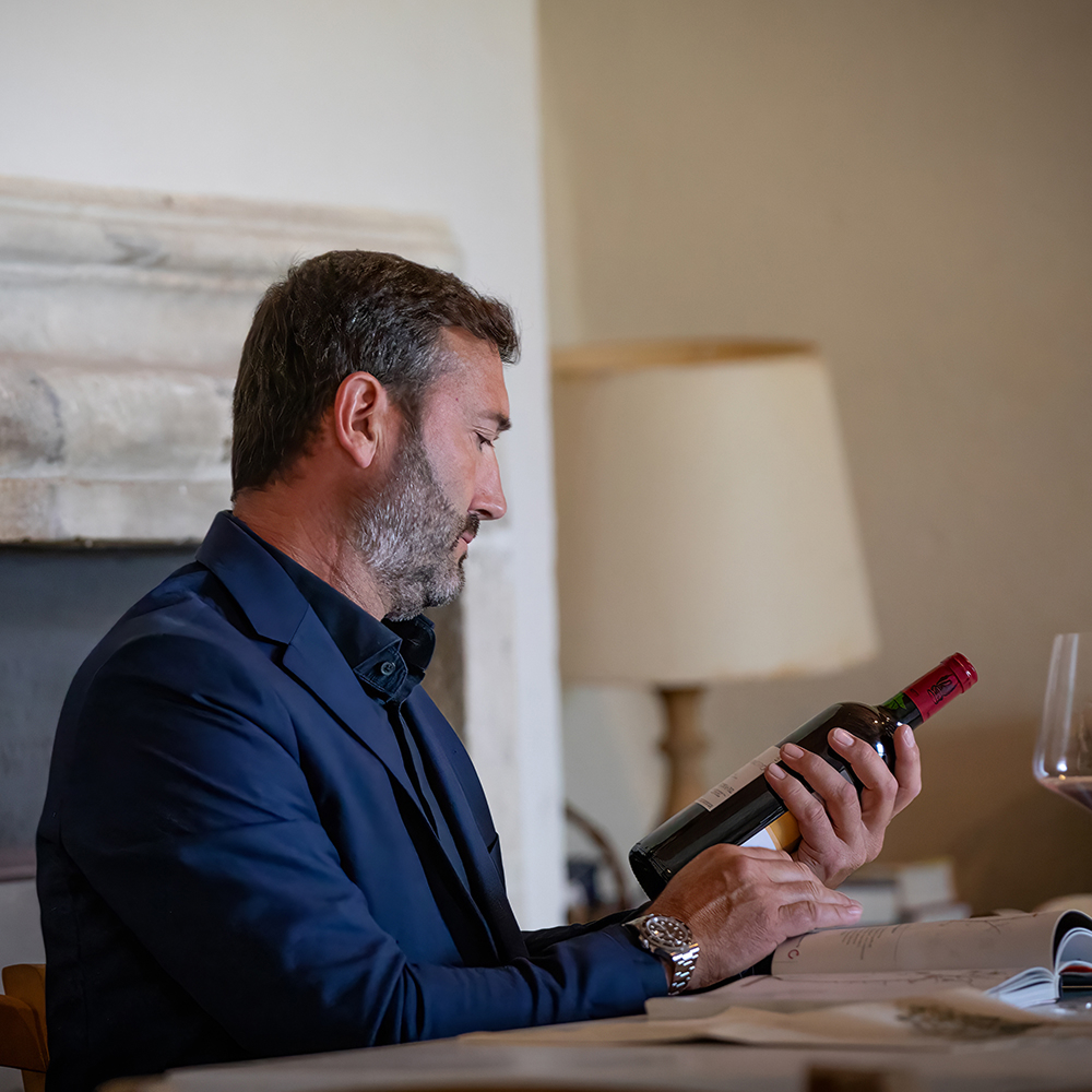 Property 1=bottiglia_in_mano 1